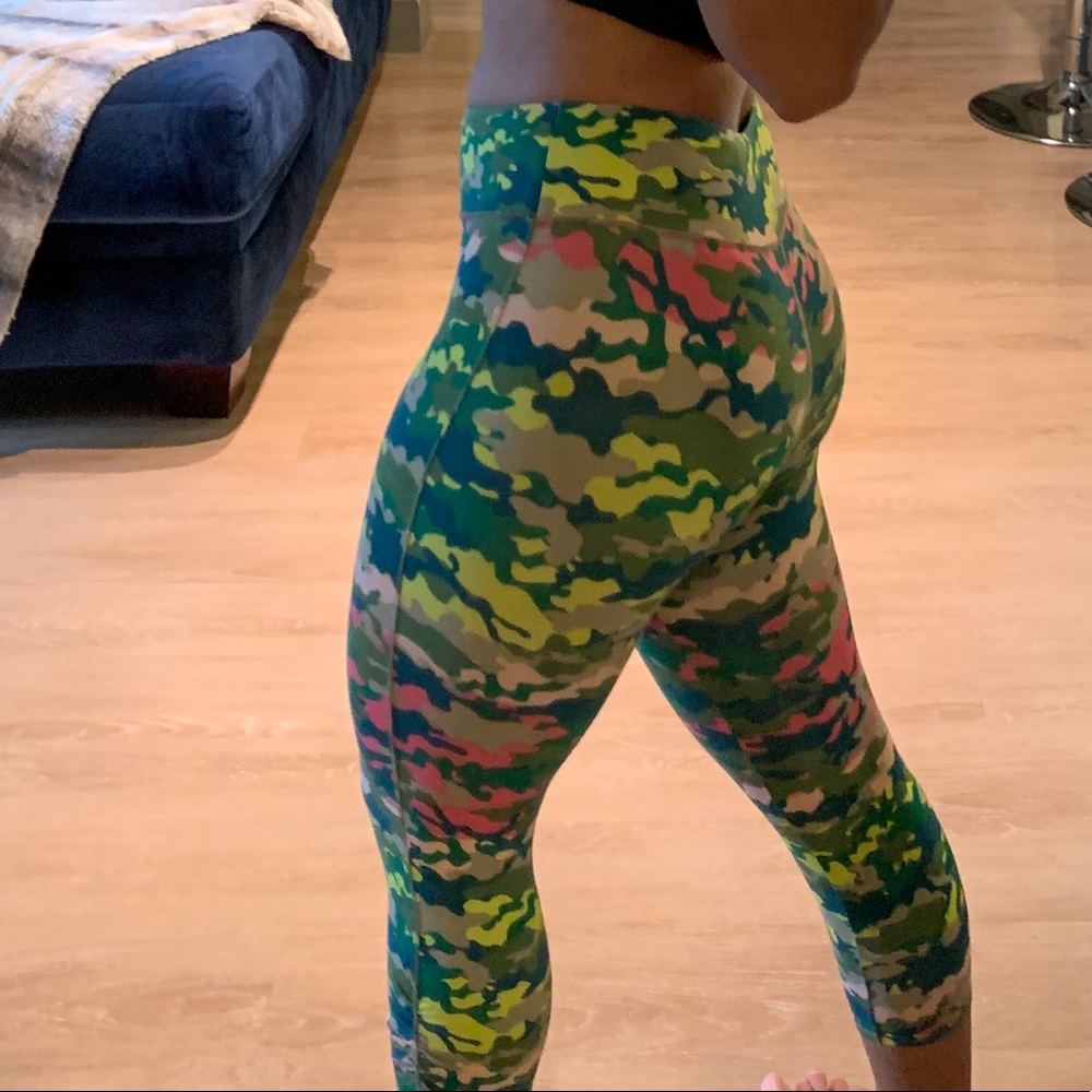BEBE Capri Camo pants